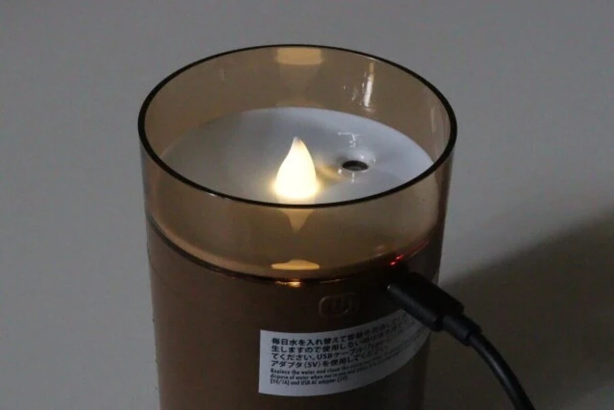 暗い部屋で炎の形をしたライトがキャンドル風に光る加湿器