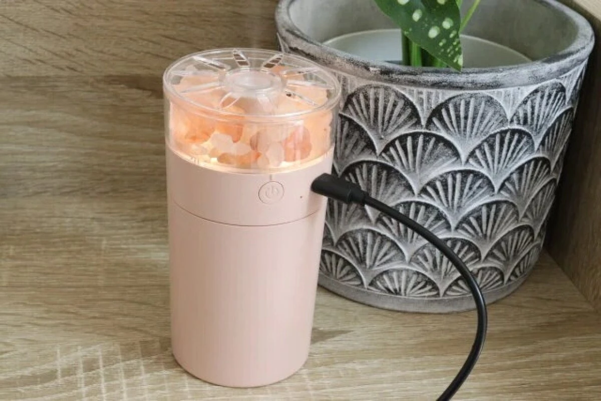 ピンクの本体にアロマストーンが入ったライト付きの加湿器