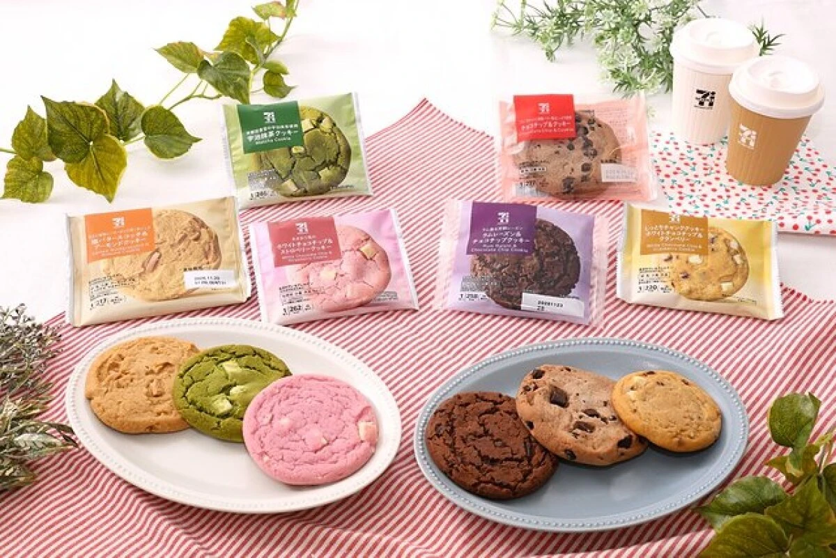 セブンプレミアムの大判クッキー全6種類のパッケージとお皿に並んだクッキーの俯瞰写真
