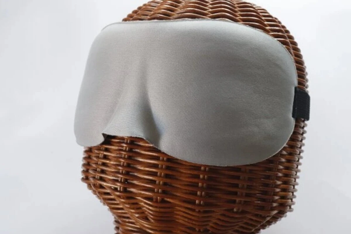 ウィッグ用のマネキンヘッドにグレーの立体型クッションアイマスクを着けて正面から捉えた写真 ウィッグ用のマネキンヘッドにグレーの立体型クッションアイマスクを着けて正面から捉えた写真