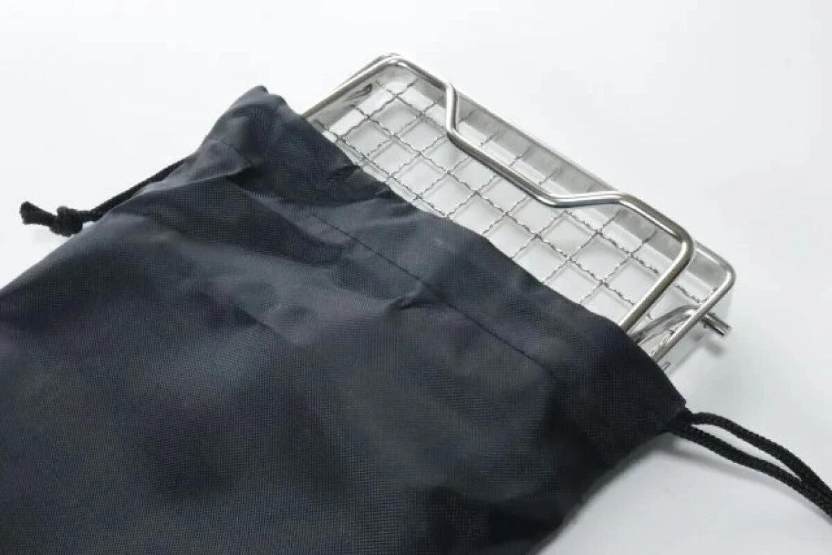 折り畳んだ五徳を黒い専用の収納ポーチに入れている様子