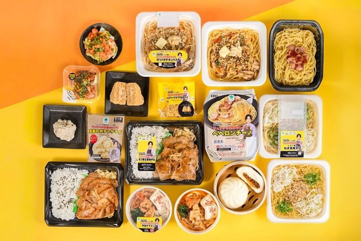 黄色とオレンジの背景に並べられたファミマとリュウジコラボの全9商品の俯瞰写真 黄色とオレンジの背景に並べられたファミマとリュウジコラボの全9商品の俯瞰写真