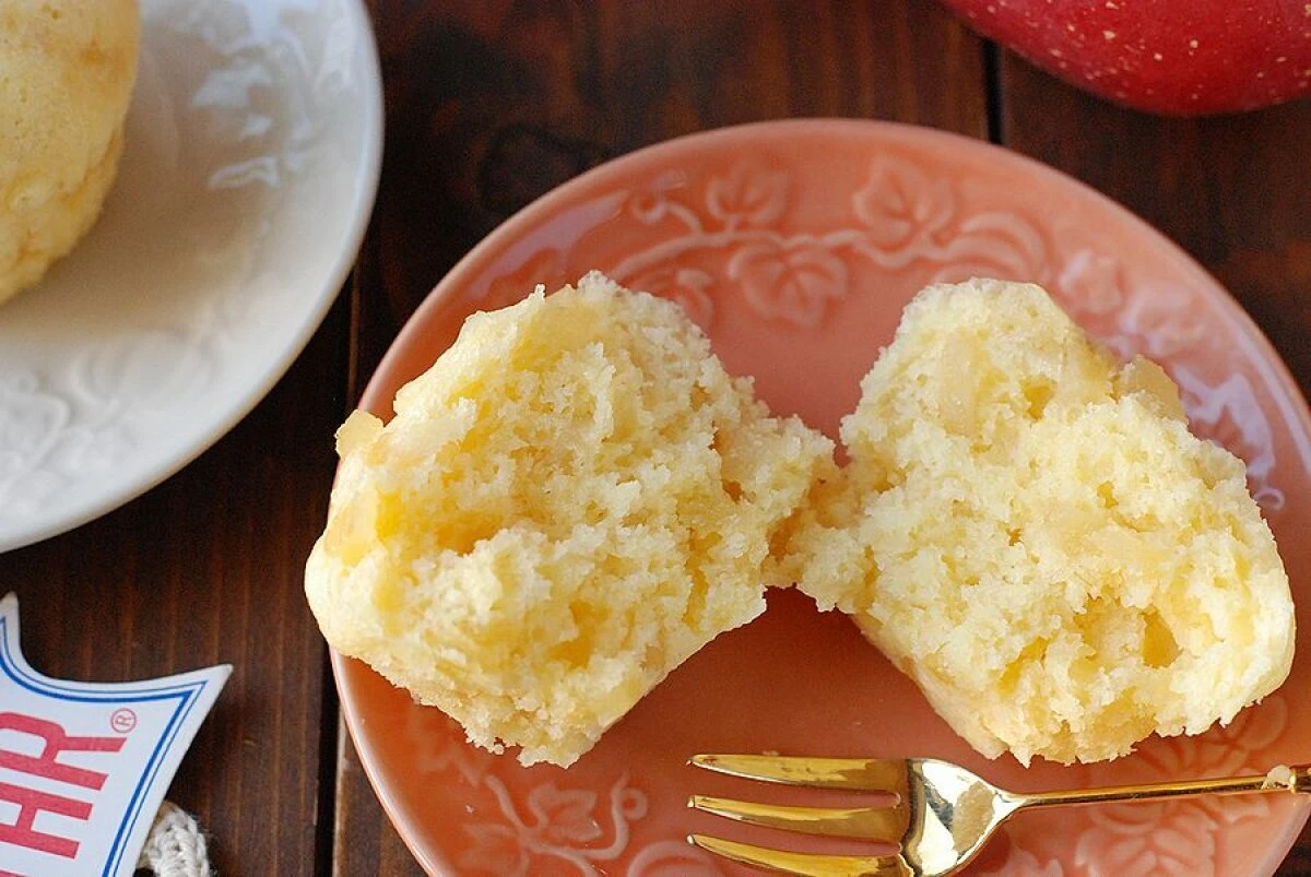 ピンク色の小皿にのった蒸しパンの中央を半分に割ってしっとりした断面を見せている様子 ピンク色の小皿にのった蒸しパンの中央を半分に割ってしっとりした断面を見せている様子