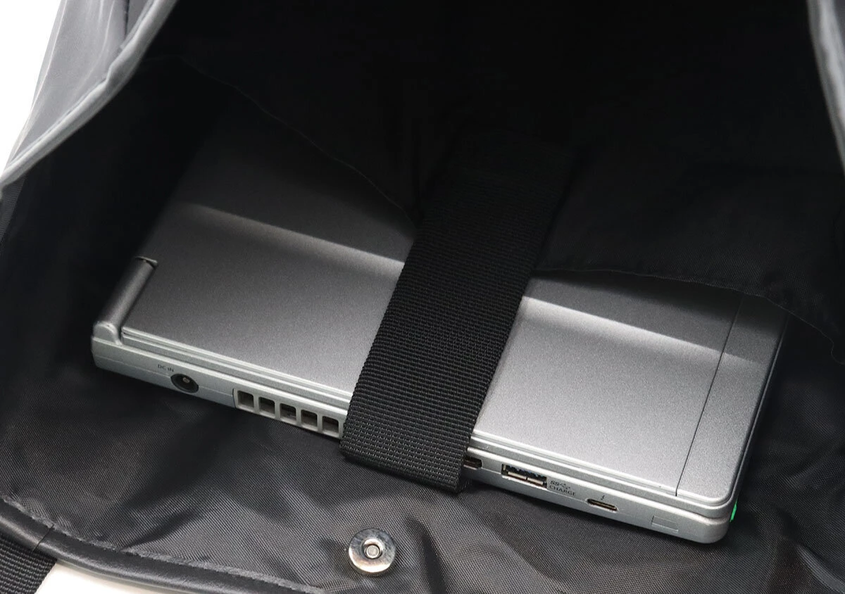 バッグ内部のクッション入りポケットにノートPCが収納されている バッグ内部のクッション入りポケットにノートPCが収納されている