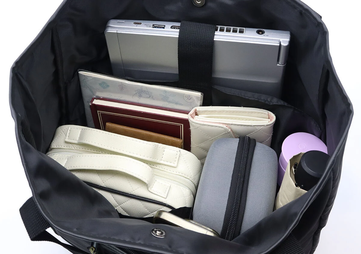 OrobiancoトートバッグにPCやポーチ、ボトルなどたくさんの荷物が入っている OrobiancoトートバッグにPCやポーチ、ボトルなどたくさんの荷物が入っている