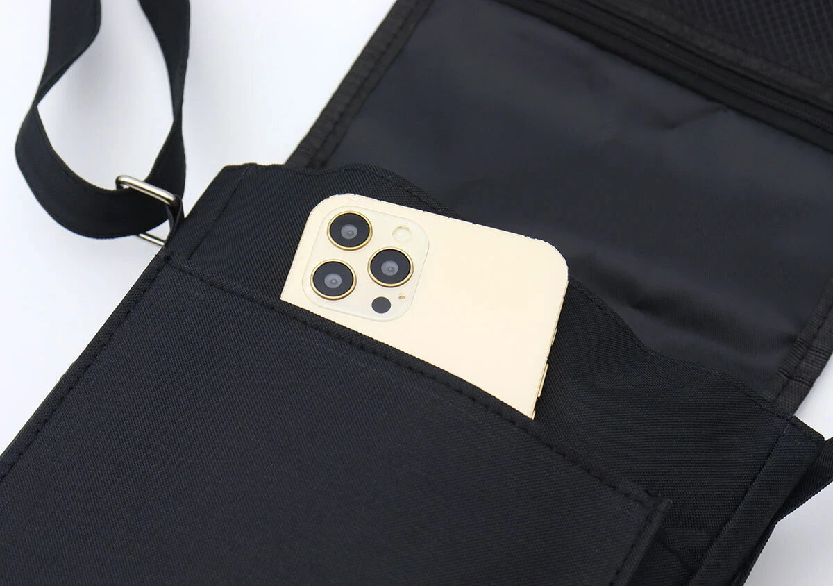 バッグの内側前面の立体ポケットにスマートフォンが入っている写真 バッグの内側前面の立体ポケットにスマートフォンが入っている写真