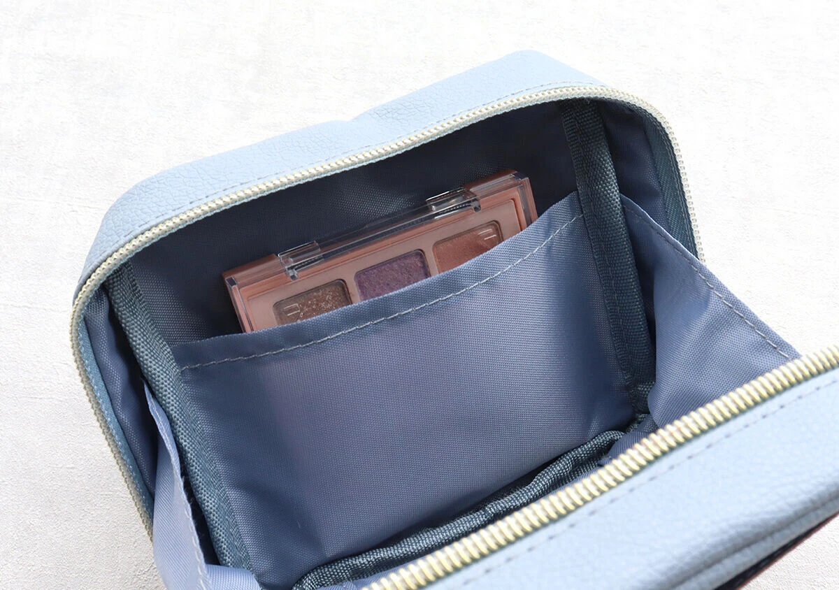 ポーチ内部のオープンポケットにアイシャドウパレットが収納されている ポーチ内部のオープンポケットにアイシャドウパレットが収納されている