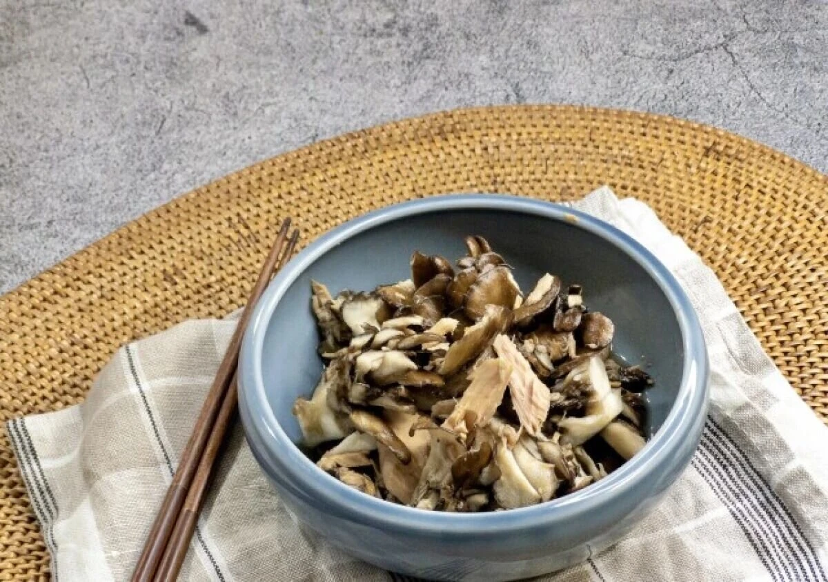 青い小鉢に盛られた舞茸とツナの和え物(無限舞茸)と箸 青い小鉢に盛られた舞茸とツナの和え物(無限舞茸)と箸