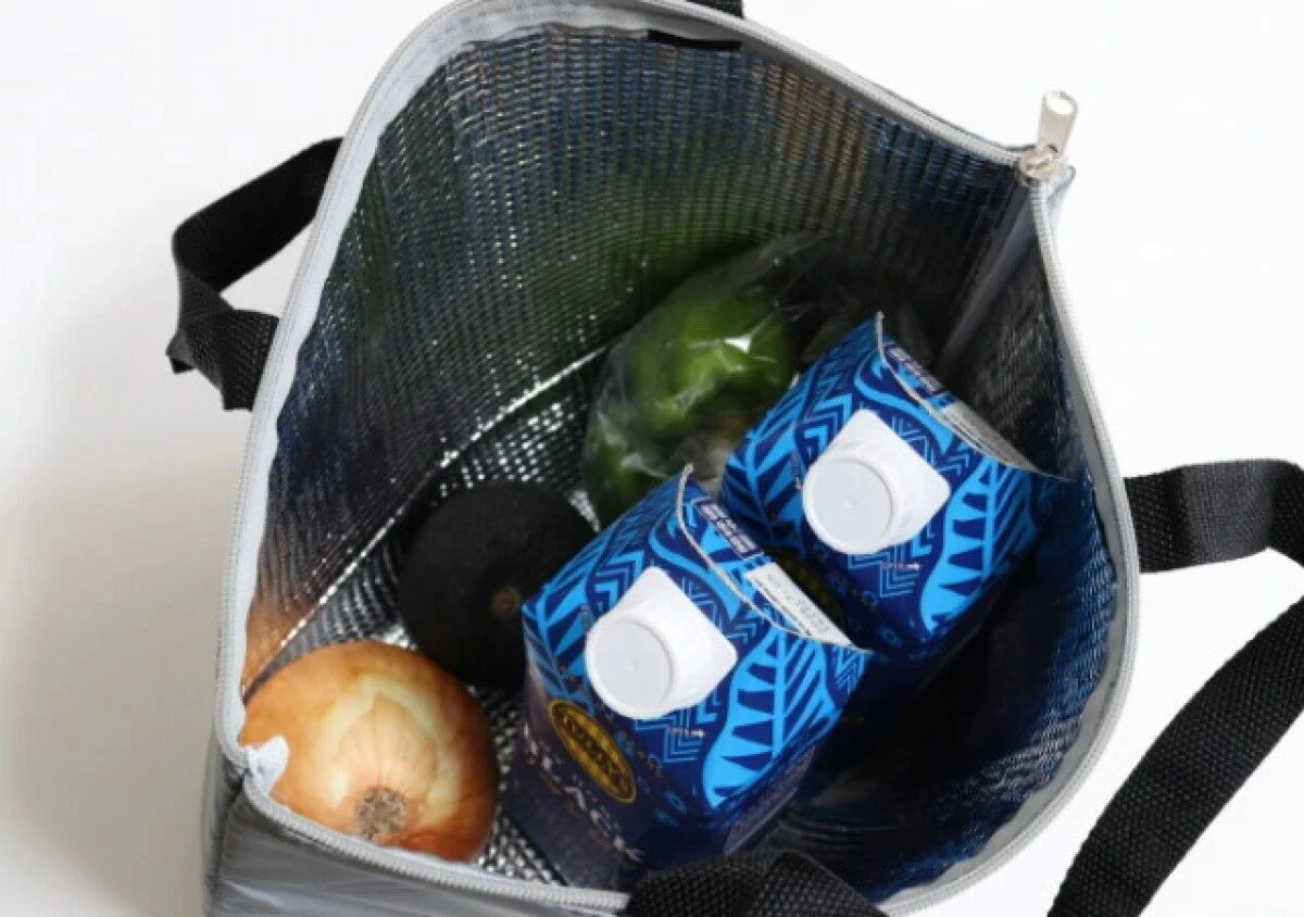 反射材保冷トートバッグに牛乳パックや野菜が入っている様子