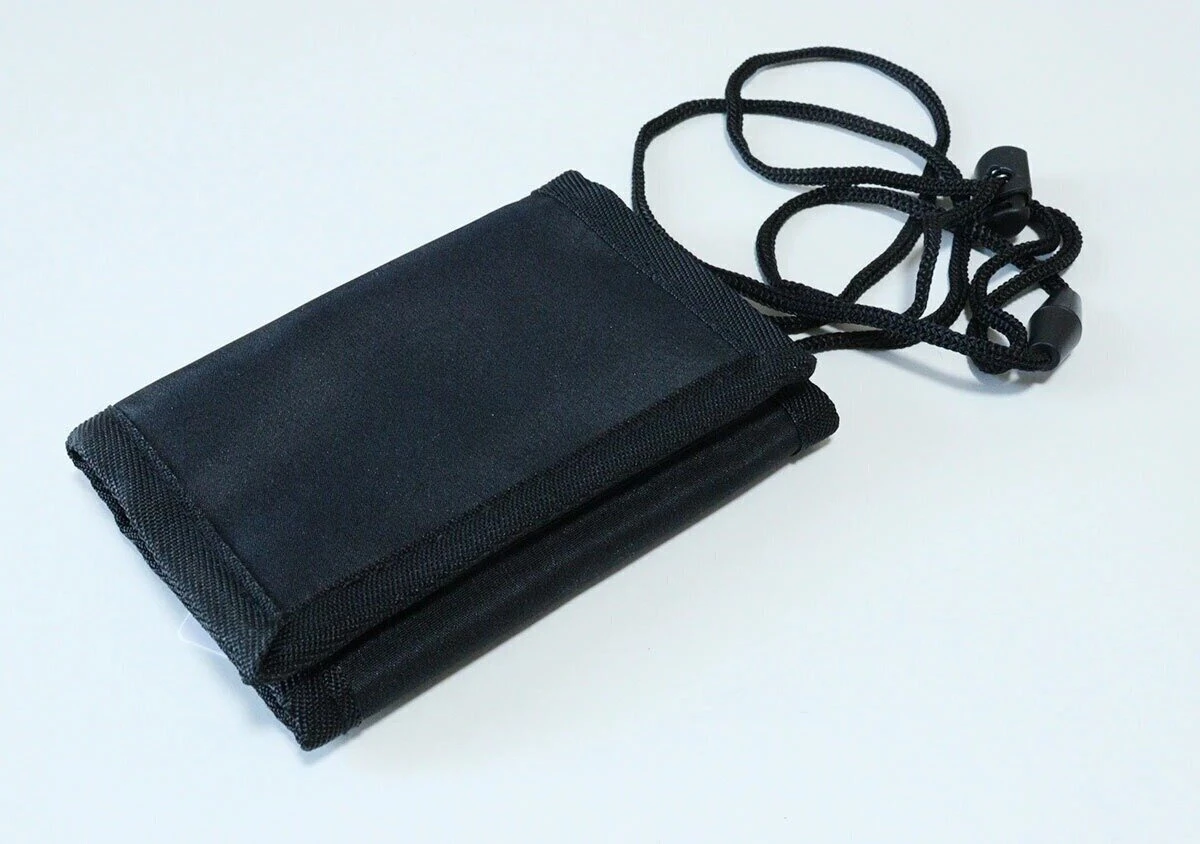 黒い紐付きキッズ三つ折りウォレットが紐を広げて置かれている 黒い紐付きキッズ三つ折りウォレットが紐を広げて置かれている