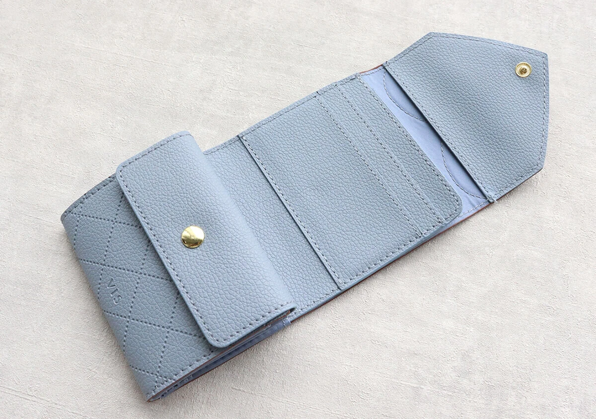 サックスブルーのVISハートカットミニ財布を広げた内側の様子 サックスブルーのVISハートカットミニ財布を広げた内側の様子