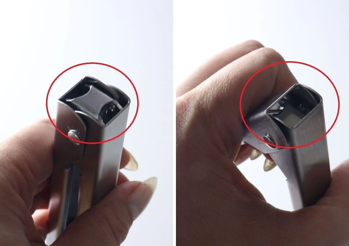 トングの持ち手後端にある開閉ロック機構の内部パーツを指で押している様子 トングの持ち手後端にある開閉ロック機構の内部パーツを指で押している様子
