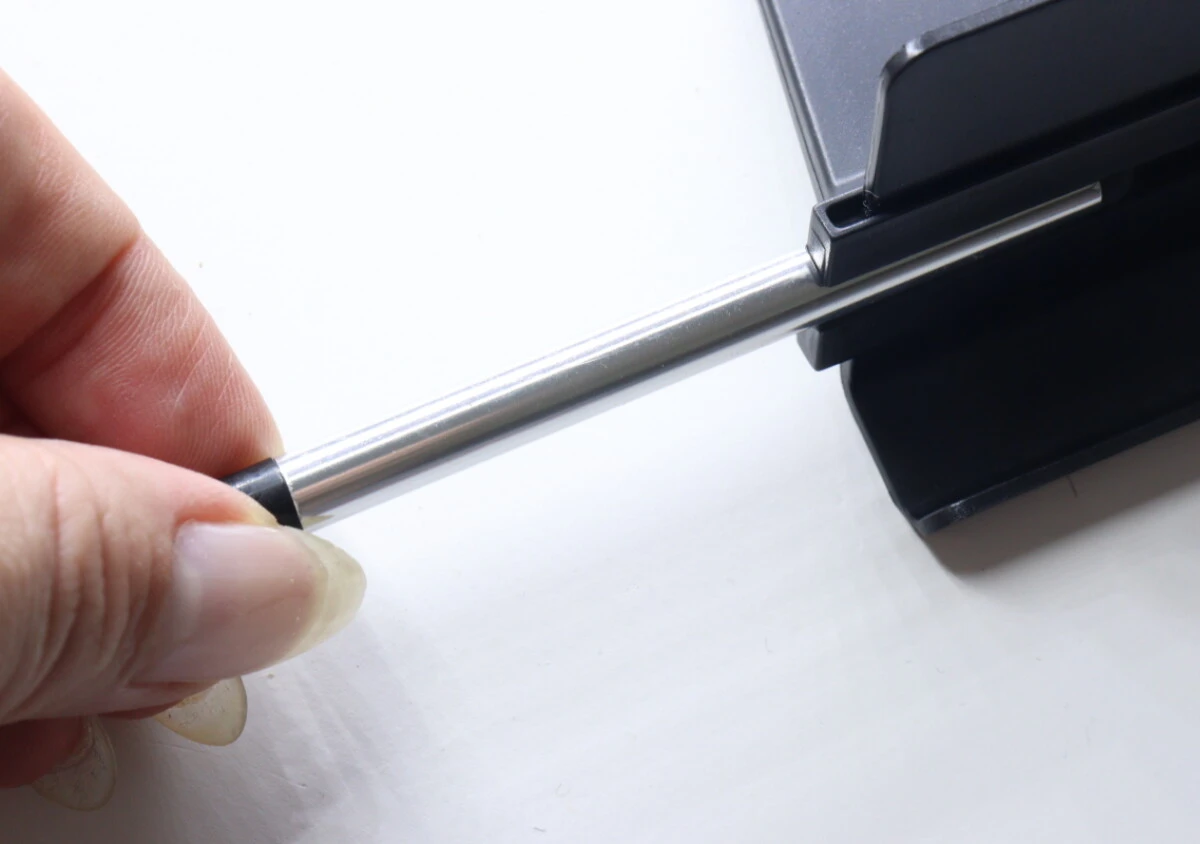 100均のスマホスタンドが有能！真ん中のパーツを引っ張ると…？ありそうでなかった便利グッズ