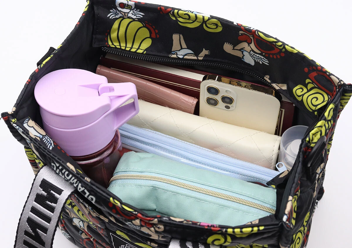 ヒステリックミニの黒いキルティングバッグに水筒や長財布など多くの荷物を収納している ヒステリックミニの黒いキルティングバッグに水筒や長財布など多くの荷物を収納している