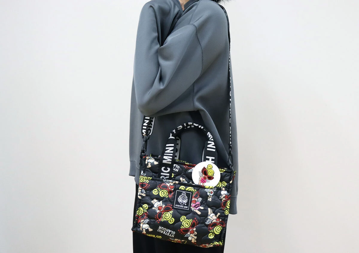 黒いスウェットの人物がヒステリックミニの黒いキルティングバッグを肩にかけている 黒いスウェットの人物がヒステリックミニの黒いキルティングバッグを肩にかけている