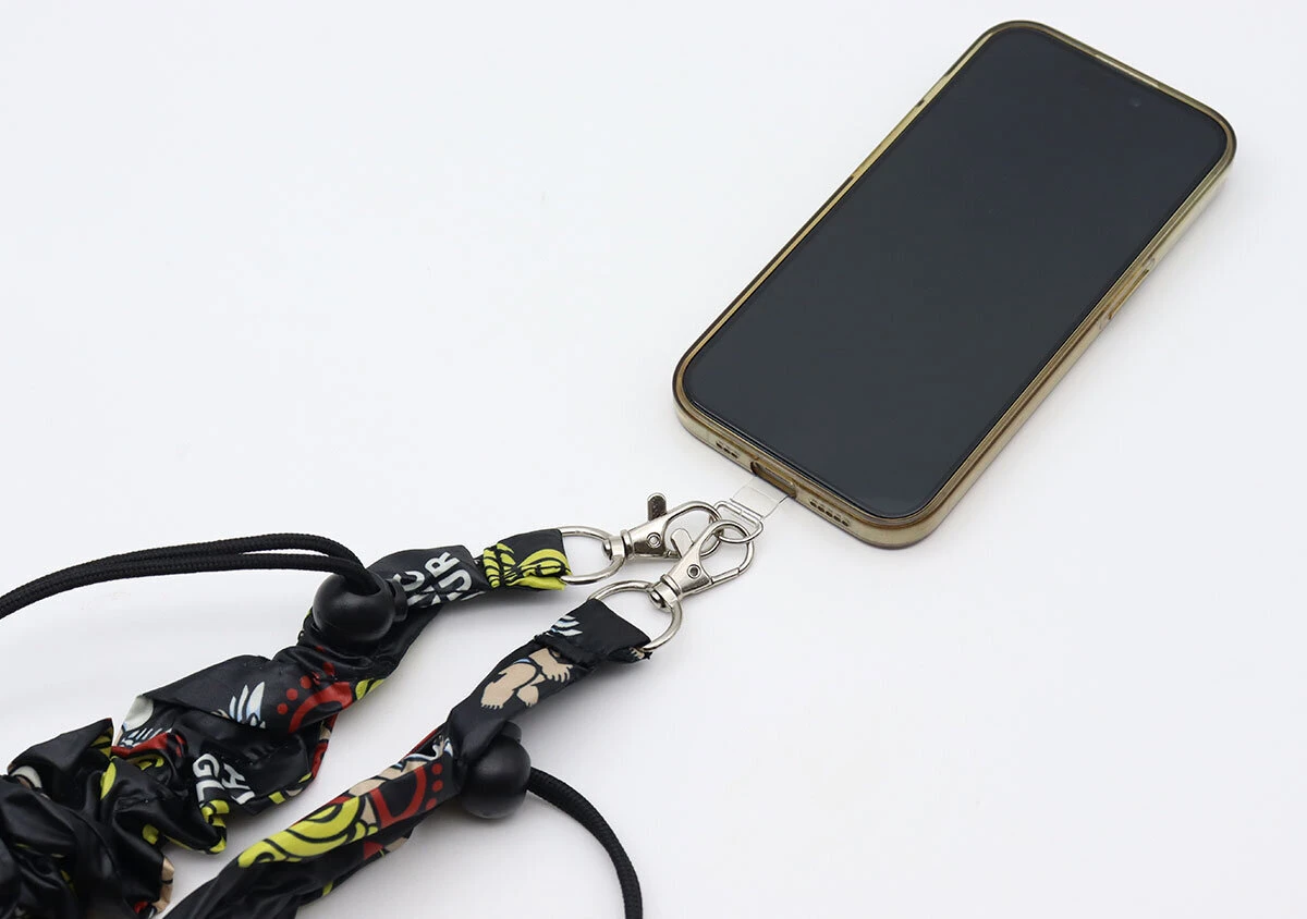スマートフォンにショルダーストラップのナスカンを取り付けてスマホショルダーにしている様子