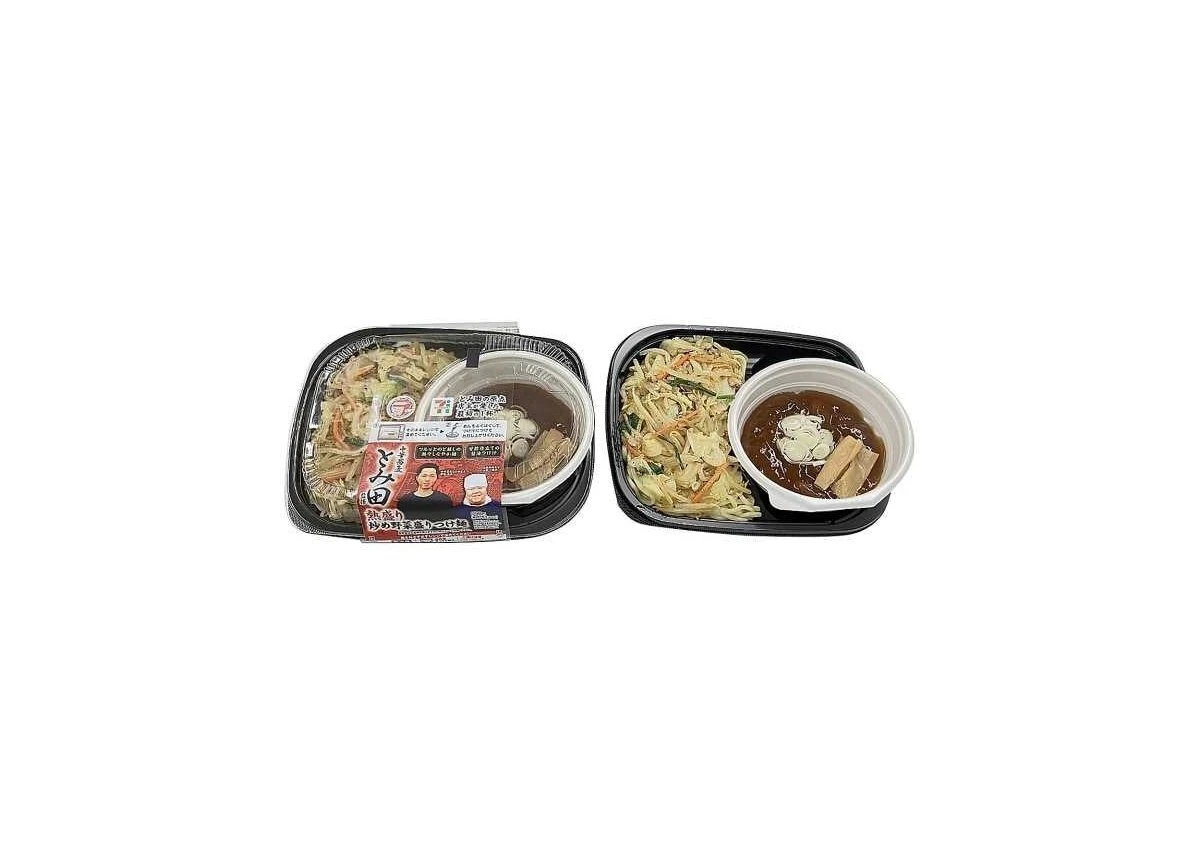 パッケージと開封後の炒め野菜盛りつけ麺が入った容器の並び写真