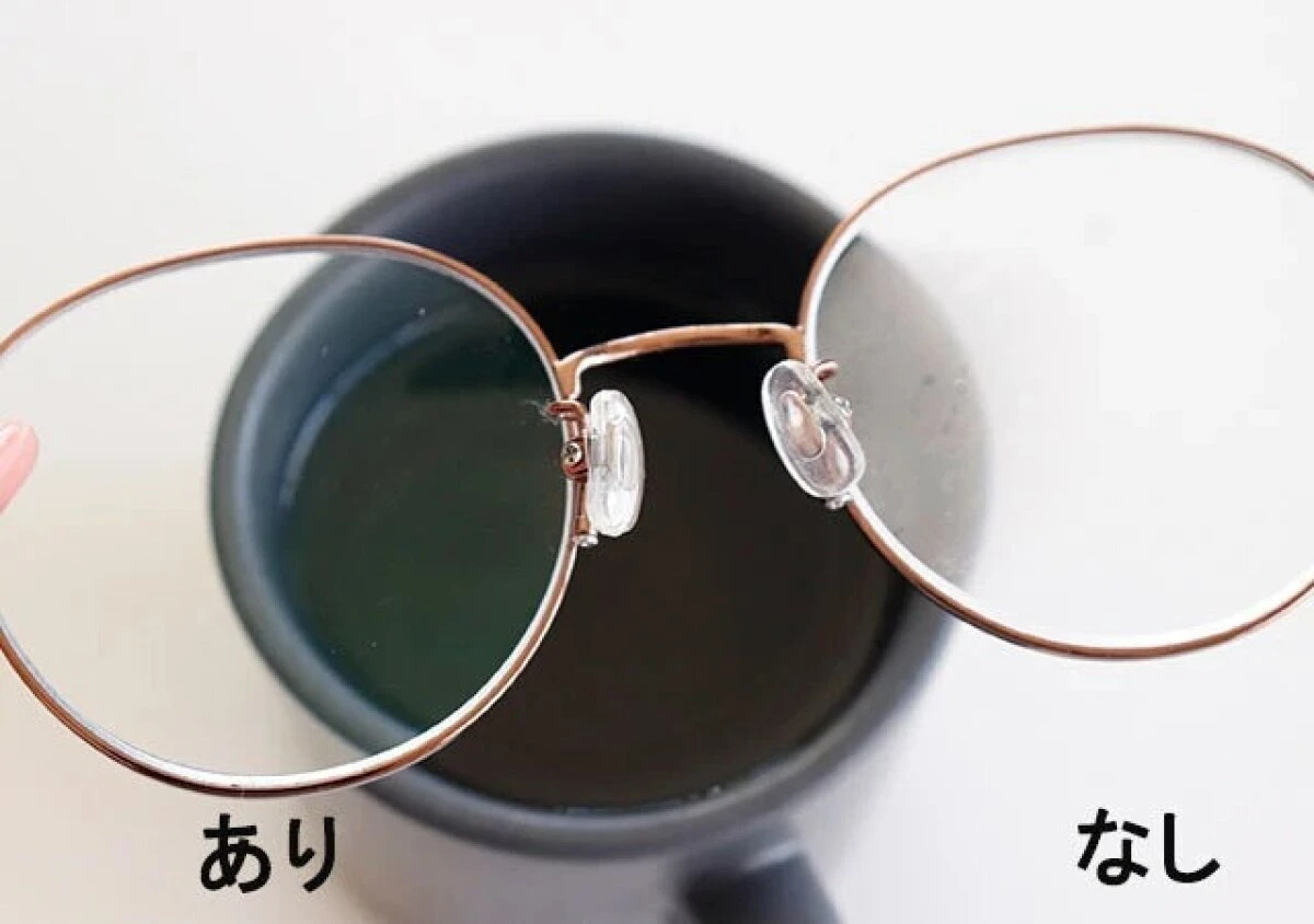 湯気の立つマグカップにかざしたくもり止めありとなしのレンズ比較 湯気の立つマグカップにかざしたくもり止めありとなしのレンズ比較