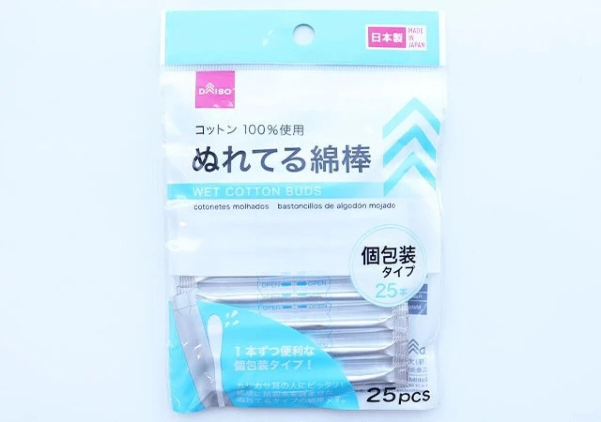 ブルーと白のデザインが特徴的なぬれてる綿棒のパッケージ