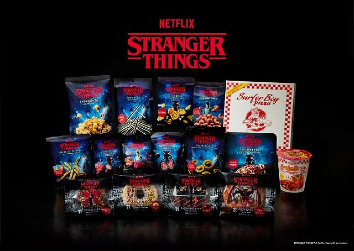 セブンのストレンジャー・シングス10周年記念コラボ商品の全16品が並ぶ俯瞰写真
