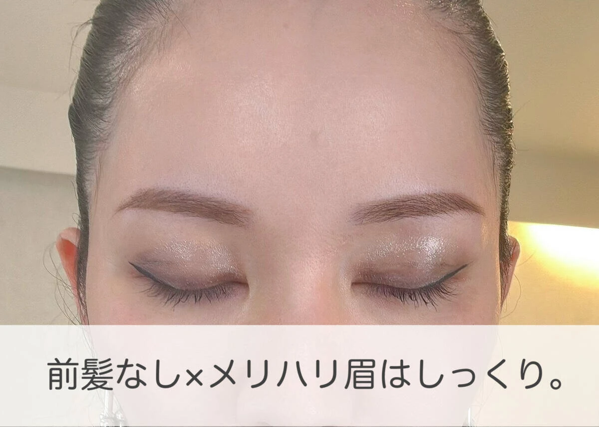 前髪なしの状態で目を閉じ、メリハリのある眉ですっきりと引き締まった顔