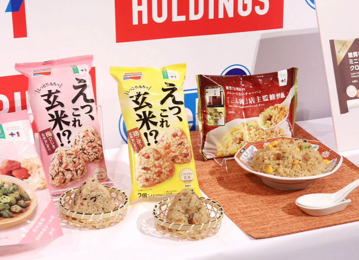 パッケージが並ぶ冷凍の玄米おにぎりと調理されたチャーハン