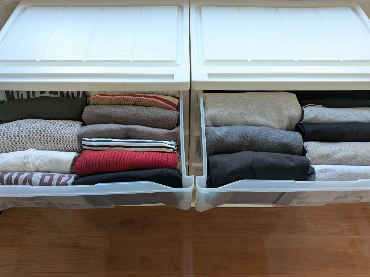 引き出し式のプラスチックケースに洋服が綺麗に整理されている