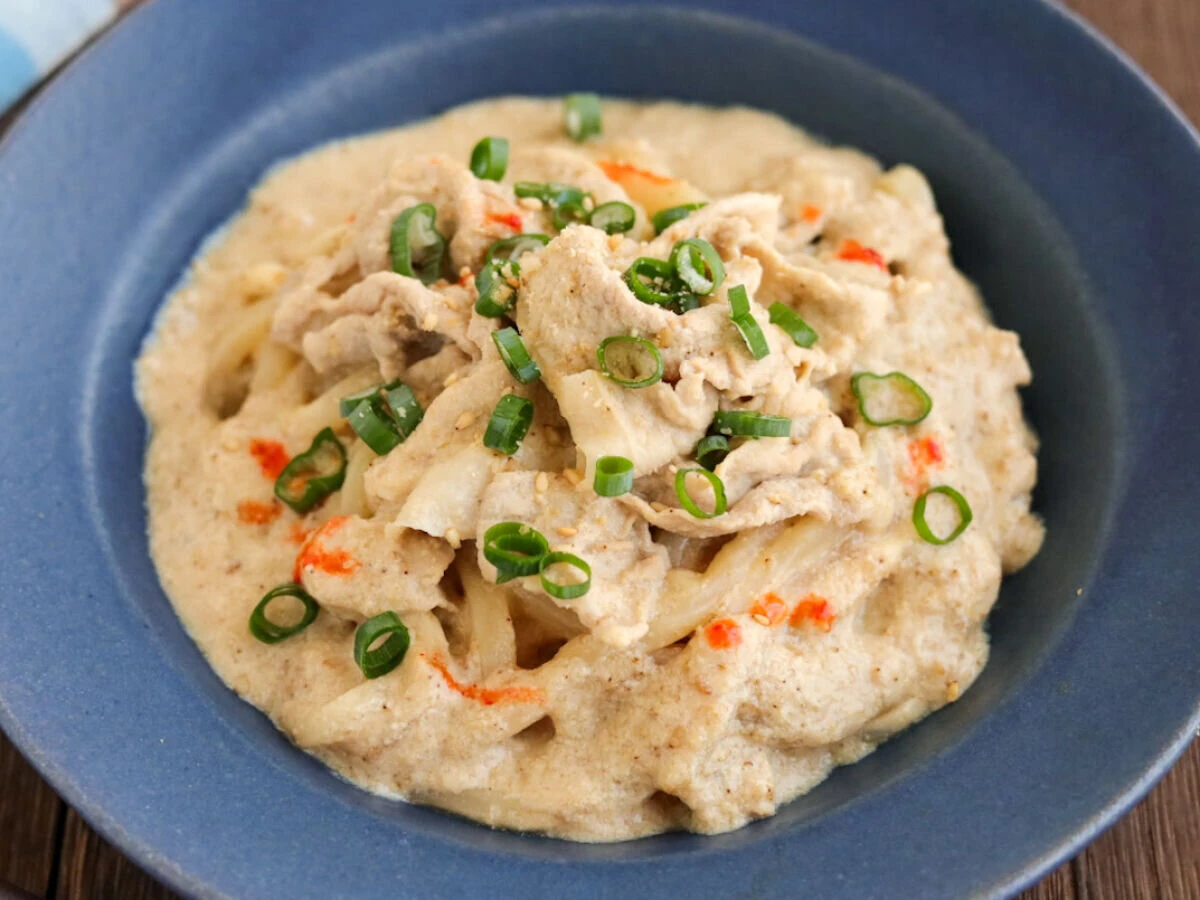 青いお皿に盛り付けられた豚しゃぶ豆乳うどんの全体像