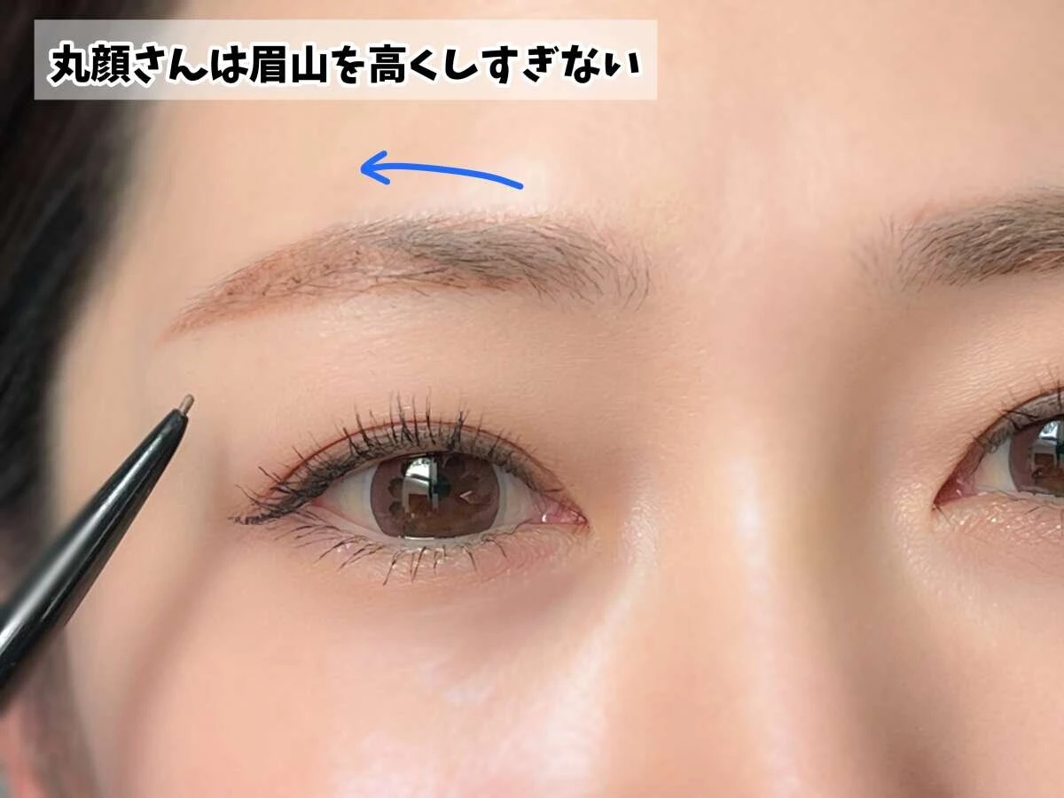 眉ペンシルで眉頭から眉山へ向かって眉を描いている女性の顔のアップ 眉ペンシルで眉頭から眉山へ向かって眉を描いている女性の顔のアップ