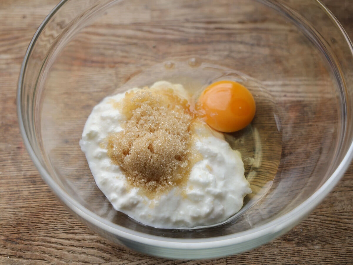 ガラスボウルに入ったプレーンヨーグルトと卵と砂糖を混ぜ合わせる前の状態 ガラスボウルに入ったプレーンヨーグルトと卵と砂糖を混ぜ合わせる前の状態