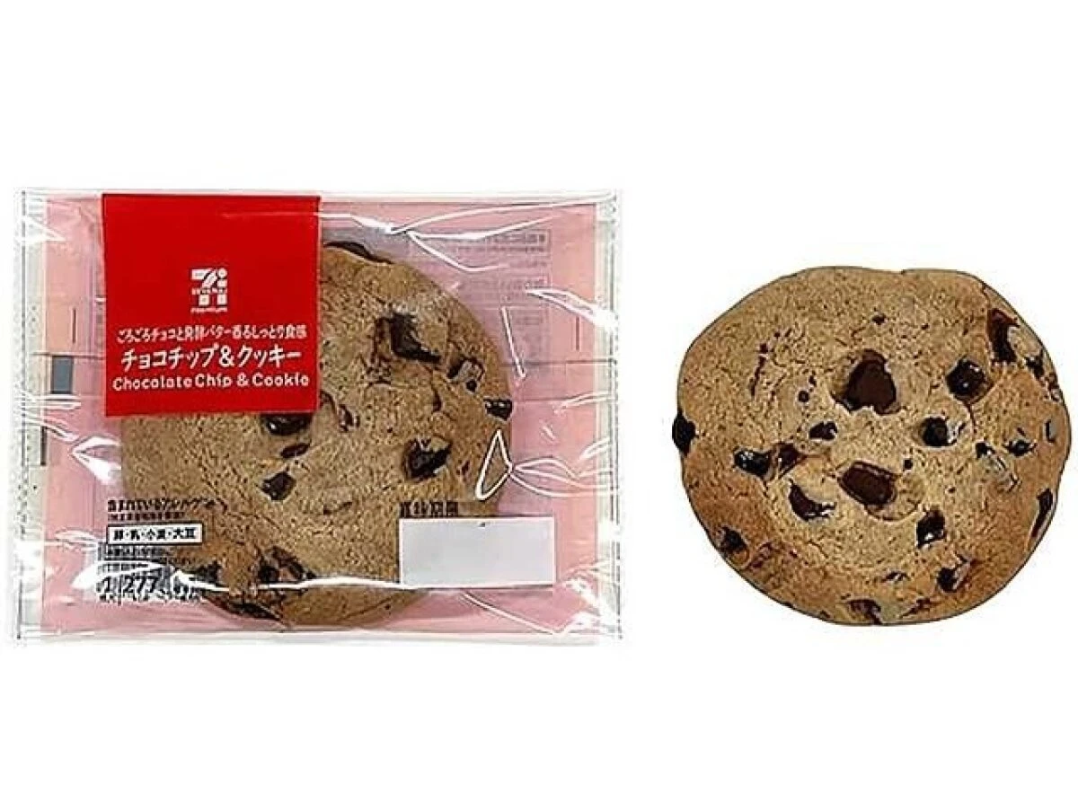 チョコチップ＆クッキーの赤いパッケージとチョコレートチップがたっぷり入ったクッキー