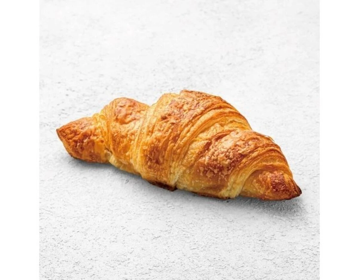 白い背景に置かれた、焼き色のついたサクサククロワッサン