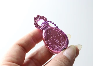 ダイソーで見つけて即カゴINしたわ！「仕掛けがたまらん…♡」大人世代にも刺さるキーホルダー
