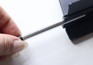 ダイソーのスマホスタンドが有能！真ん中のパーツを引っ張ると…？ありそうでなかった便利グッズ