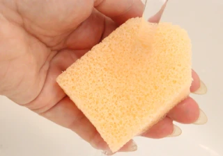 ダイソーで何気なく買ったらハマった！プルンとした触感がたまらない♡水で膨らむ洗顔グッズ