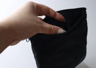 ダイソーに凄いもの売ってた！黒いポーチを広げると…？便利な秘密が隠された500円商品