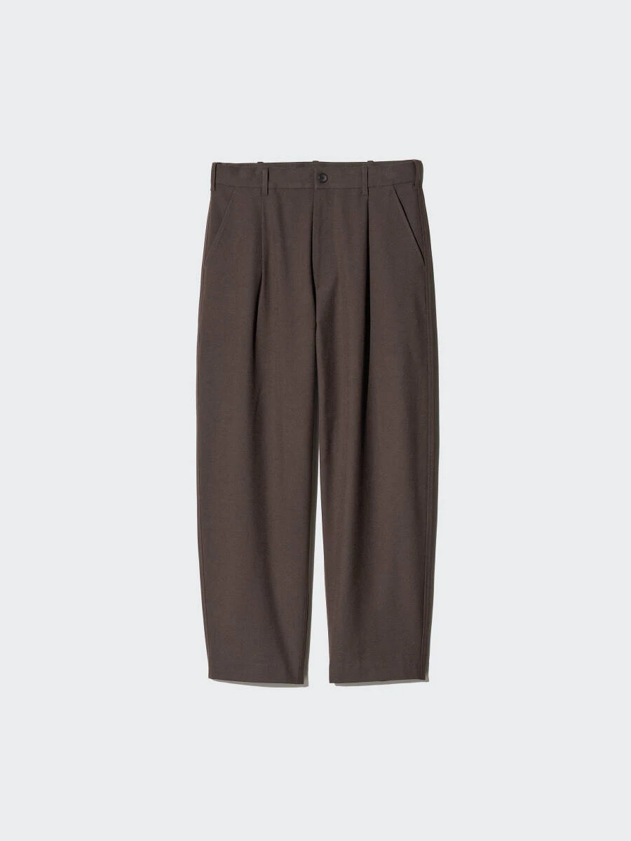 茶色のタックリラックスワイドパンツ。ワンタックとドレープ感。 茶色のタックリラックスワイドパンツ。ワンタックとドレープ感。
