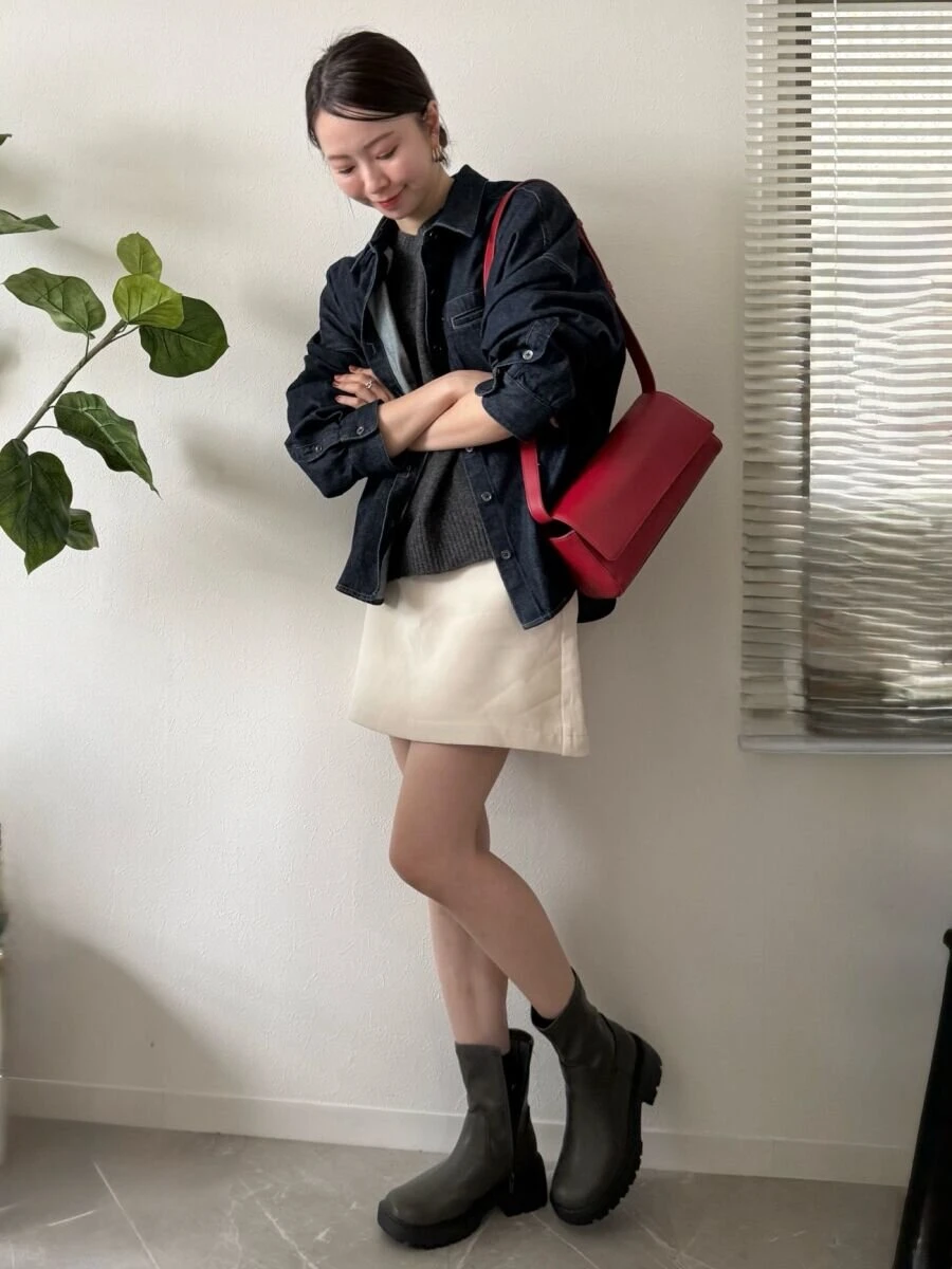 デニムシャツとミニスカートに赤バッグを合わせた全身コーデ