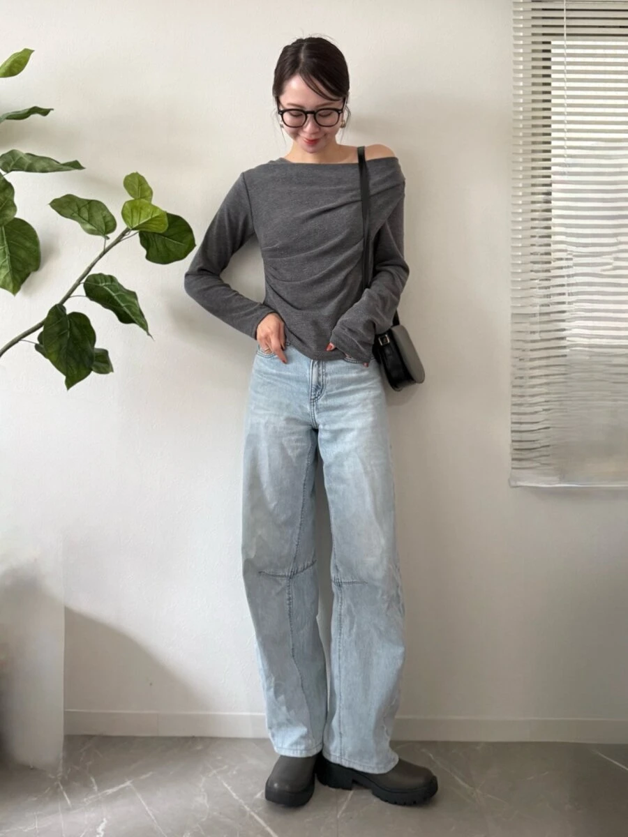 グレートップスと淡色デニムパンツを合わせたカジュアルな装い