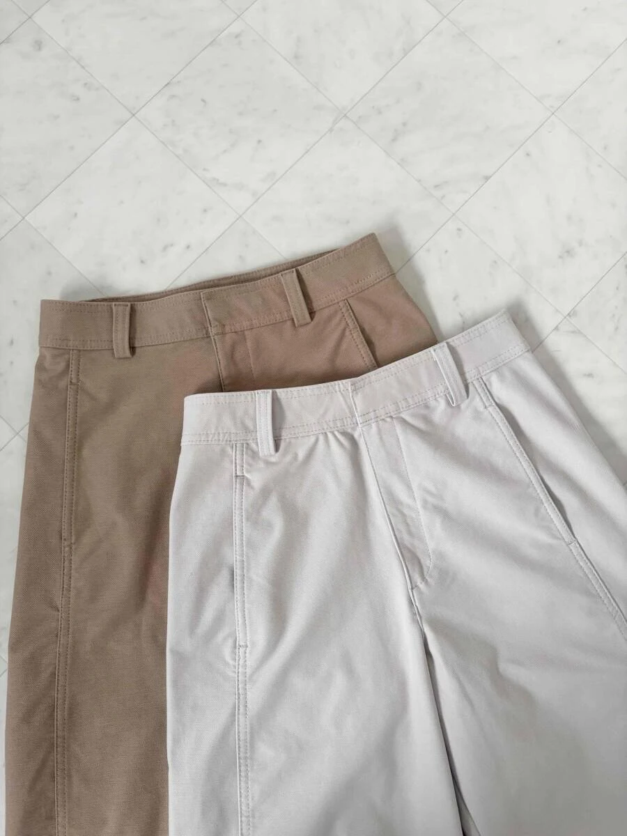 ベージュとナチュラルのジャージーバレルレッグパンツを並べて平置きした俯瞰