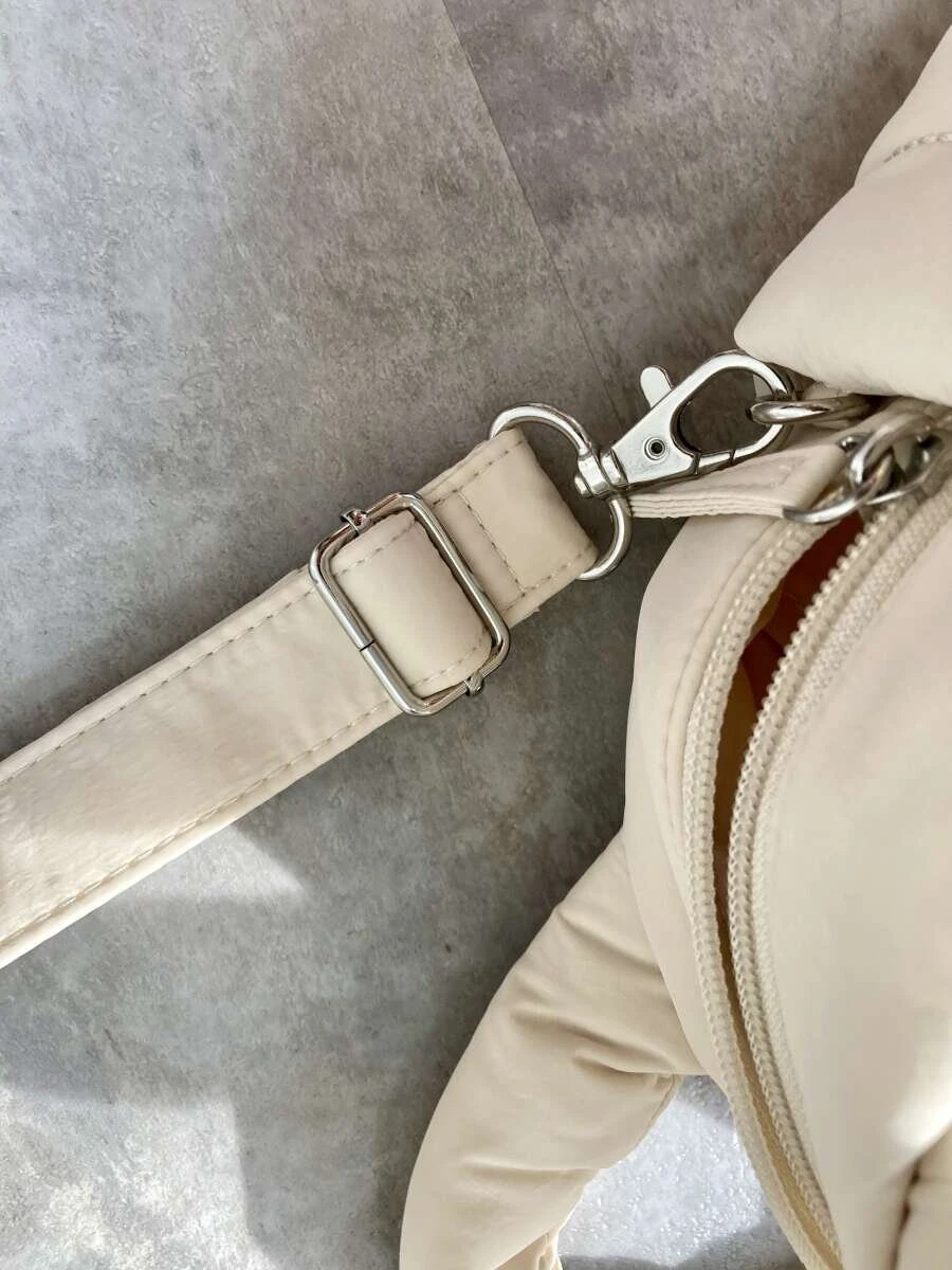 白いパッファーボストンバッグのショルダーベルトの金具部分 白いパッファーボストンバッグのショルダーベルトの金具部分