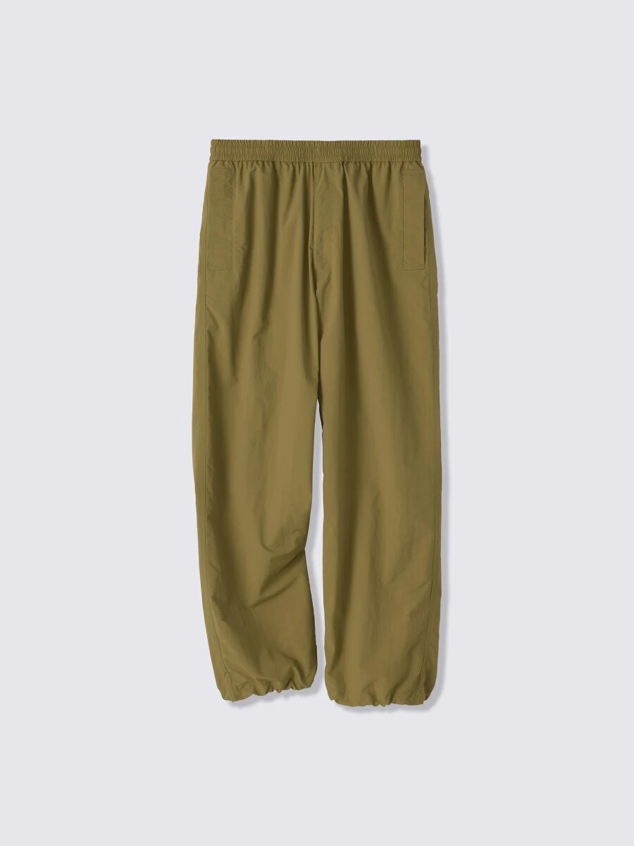 オリーブ色のナイロンリップストップユーティリティパンツ