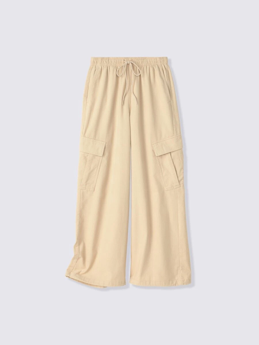 ベージュのコーデュロイカーゴパンツ