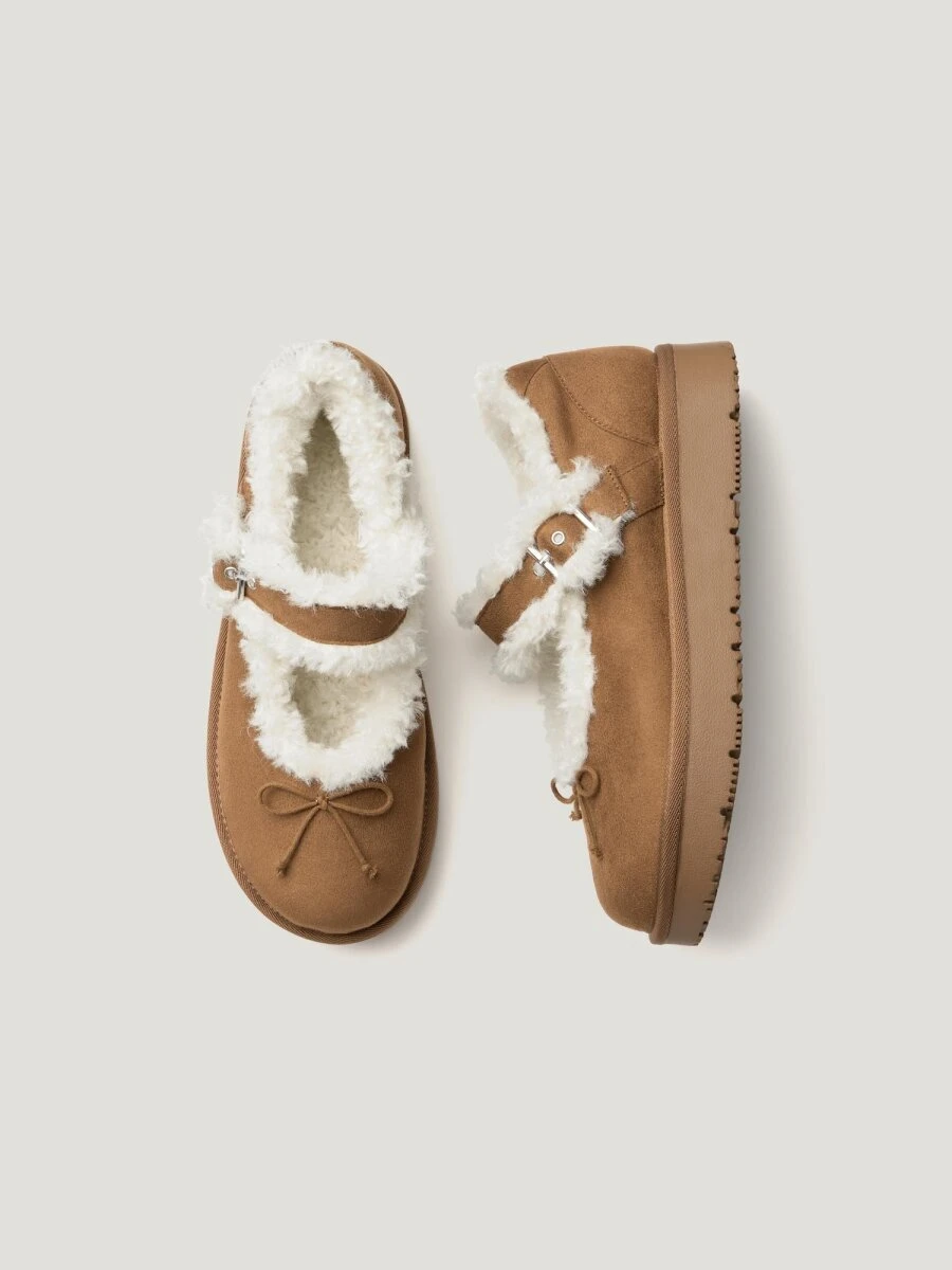 茶色のフェイクムートンメリージェーンシューズが2足、白いファーが特徴 茶色のフェイクムートンメリージェーンシューズが2足、白いファーが特徴