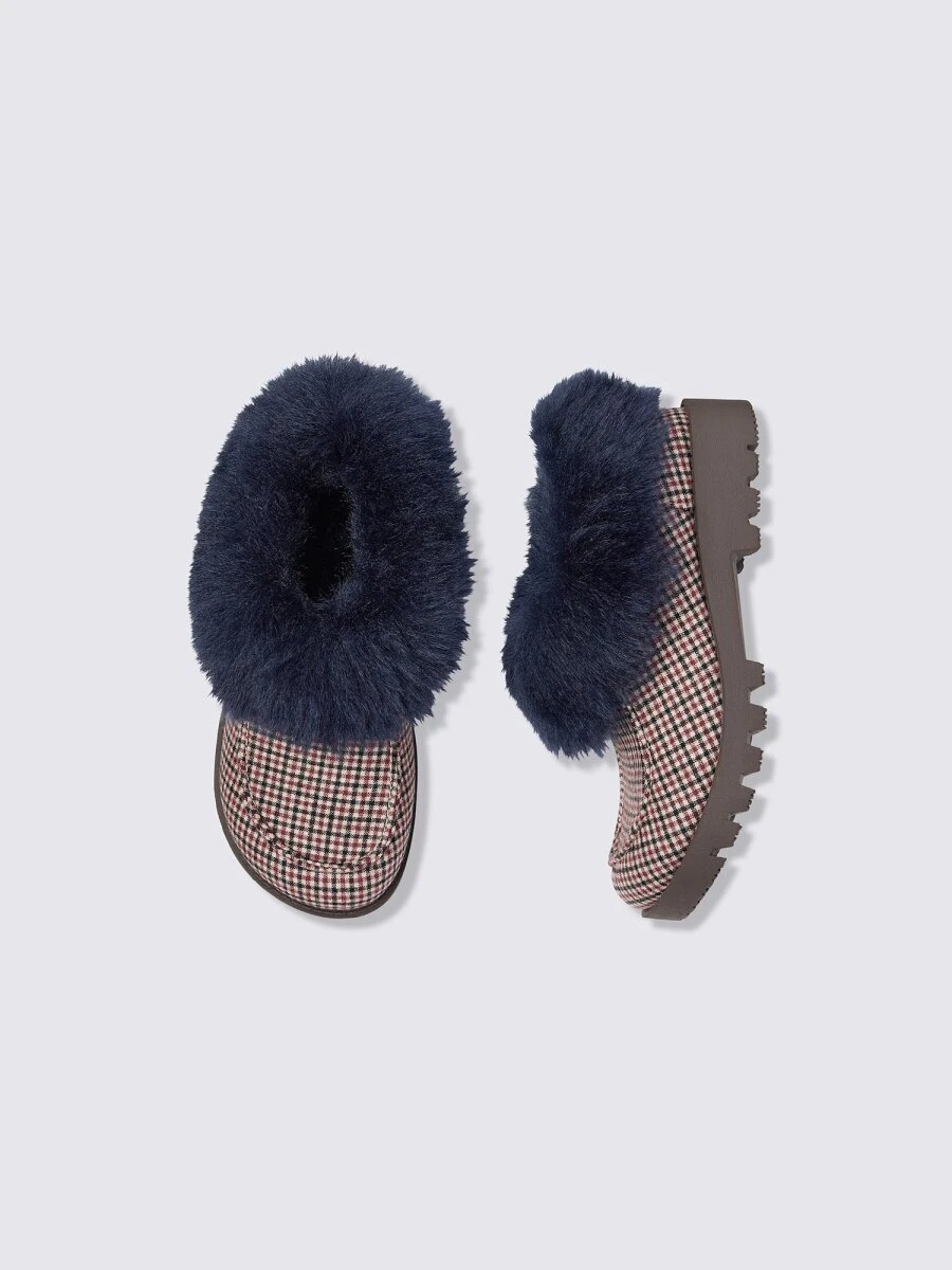 チェック柄ショートブーツが2足、履き口にネイビーのファーが付いている チェック柄ショートブーツが2足、履き口にネイビーのファーが付いている