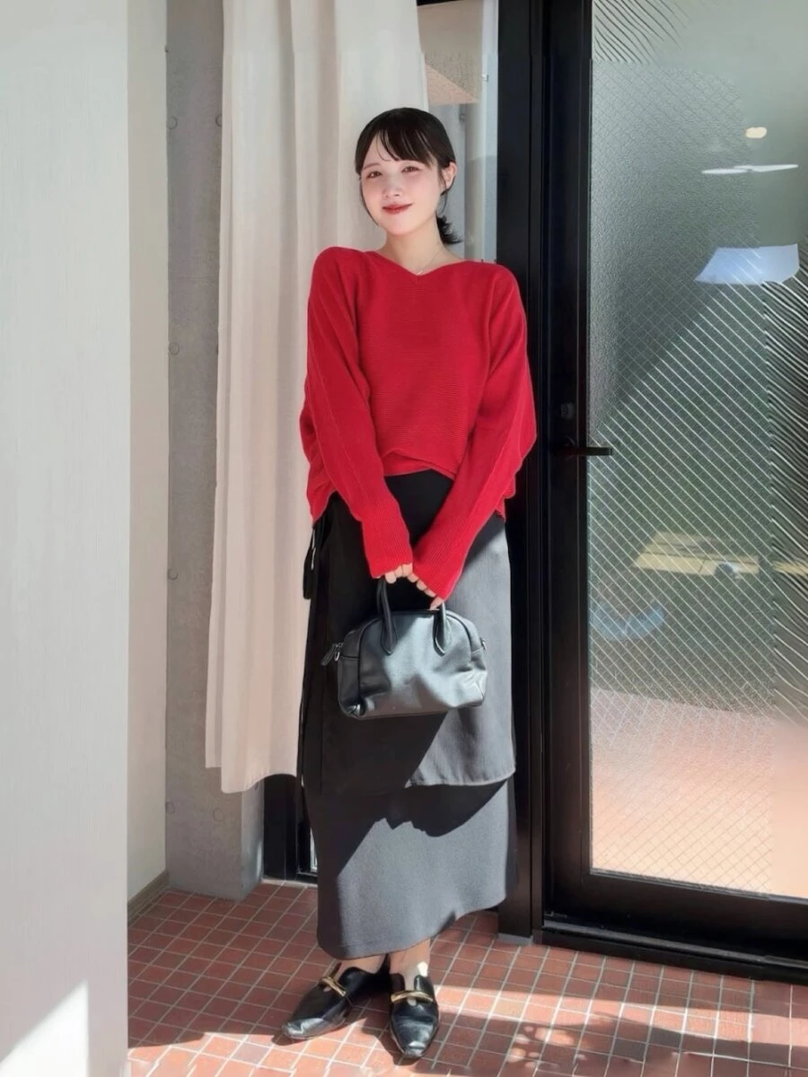 赤いVネックニットと黒いナロースカートのコーデ