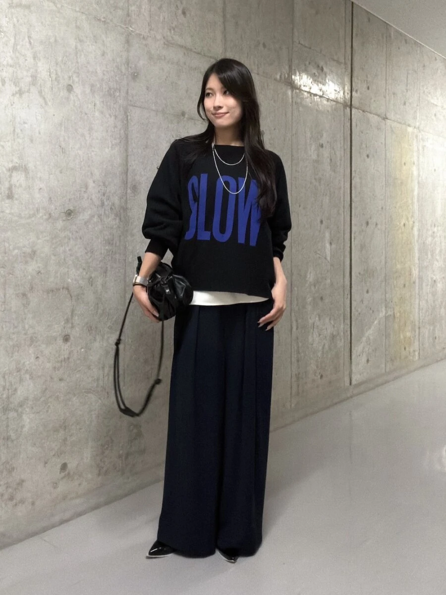 黒ロゴスウェットとネイビーワイドパンツのコーデ