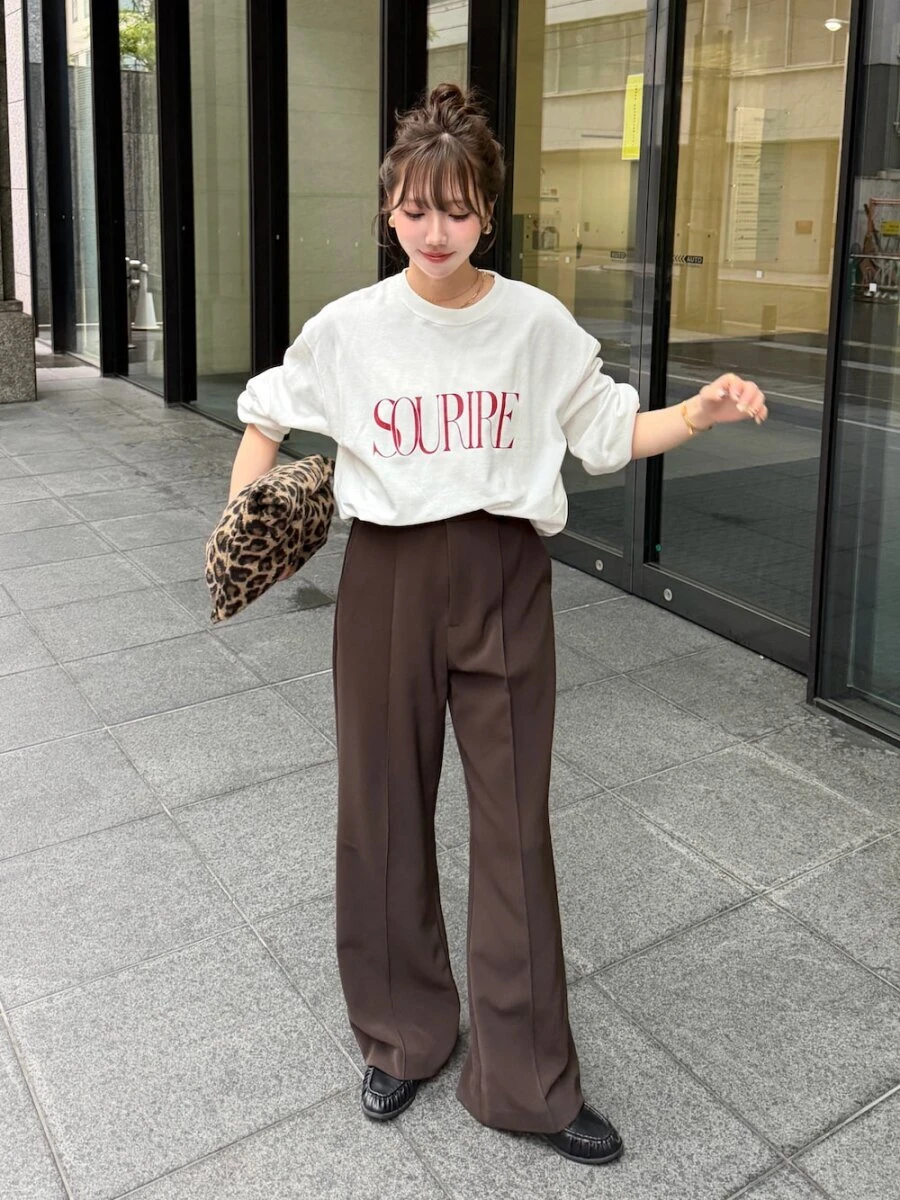 白ロゴスウェットとブラウンパンツのコーデ