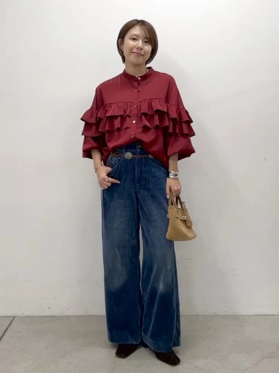 深みレッドのフリルブラウスにブルーのワイドデニムのコーデ 深みレッドのフリルブラウスにブルーのワイドデニムのコーデ
