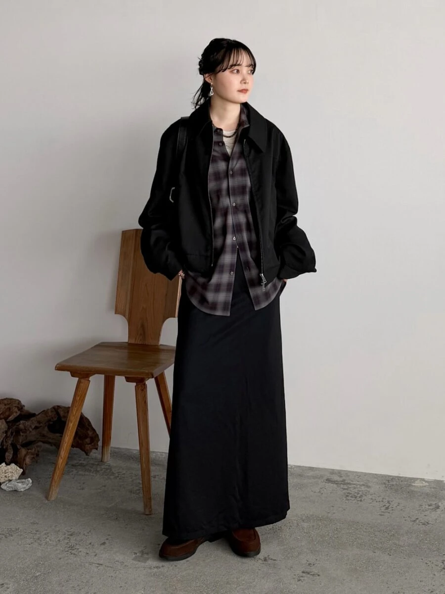 黒のブルゾンとロングスカートのシックな装いにチェックシャツをインしたスタイル 黒のブルゾンとロングスカートのシックな装いにチェックシャツをインしたスタイル